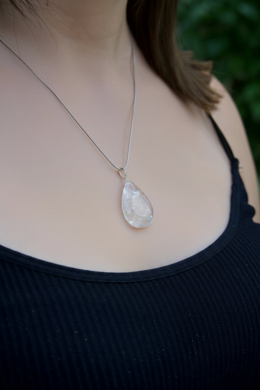 Colgante Gota Cuarzo Transparente – Claridad y amplificación