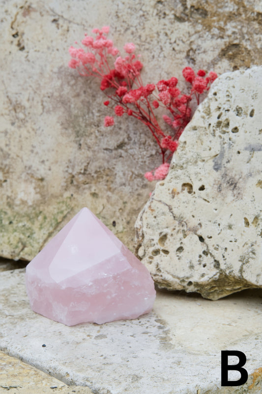 Punta Semipulida de Cuarzo Rosa – Calma, Amor Propio y Armonía Emocional