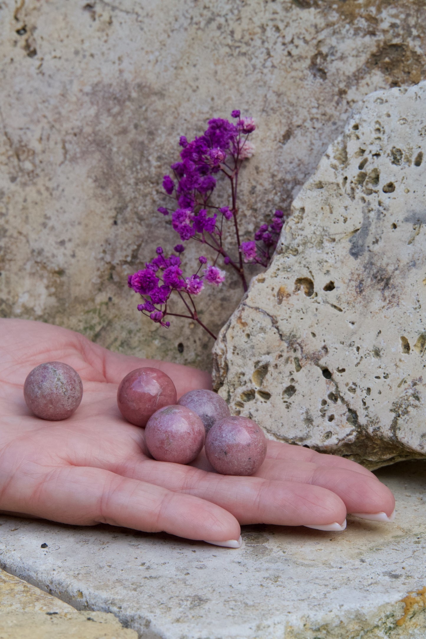 Esfera Rodonita – Calma y Sanación Emocional