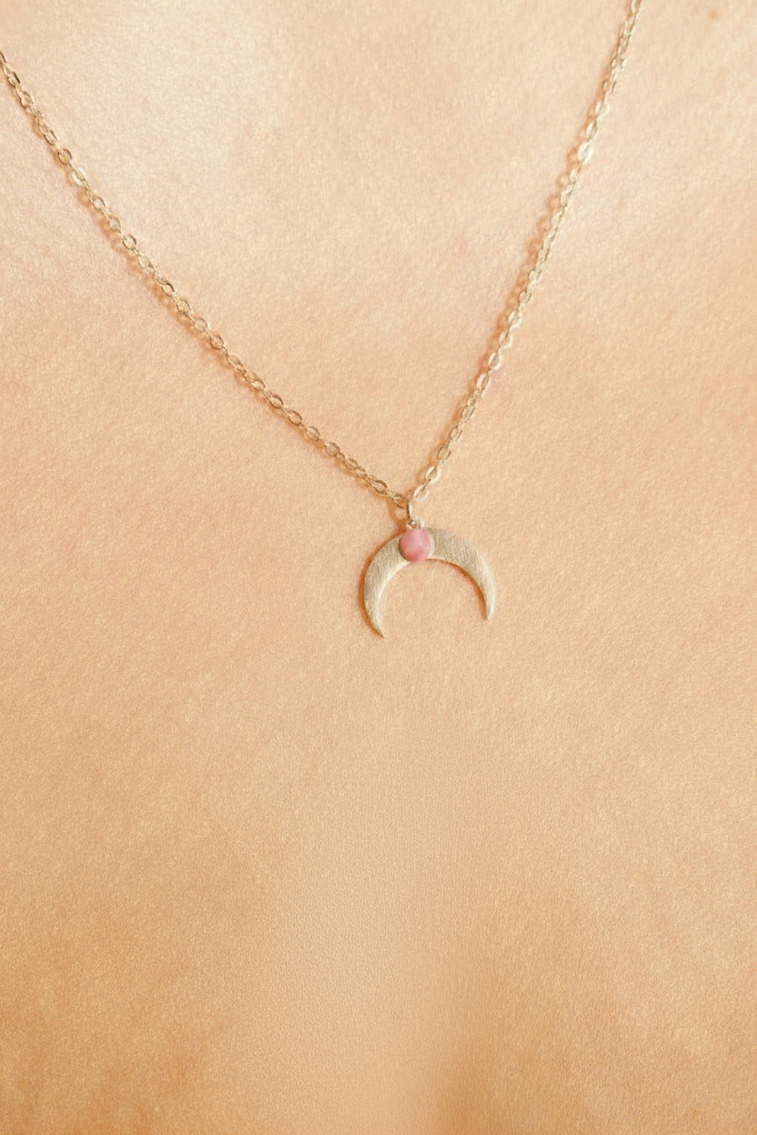Collar Luna invertida con Rodonita – Sanación y fuerza interior
