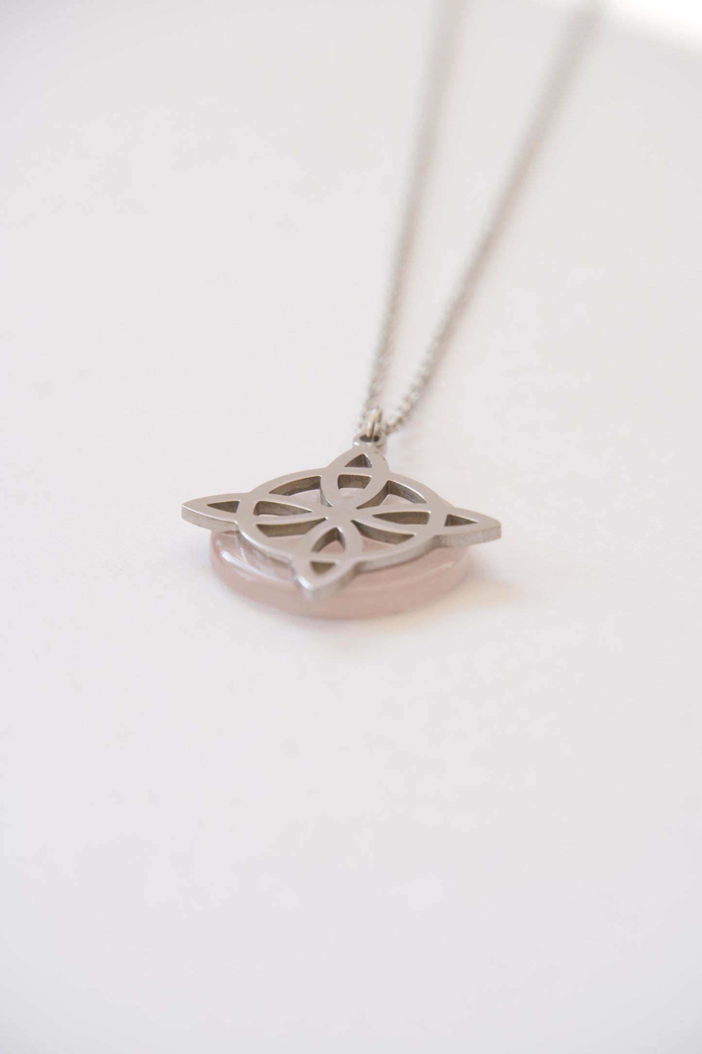 Collar Nudo de Bruja Cuarzo Rosa – Amor y sanación