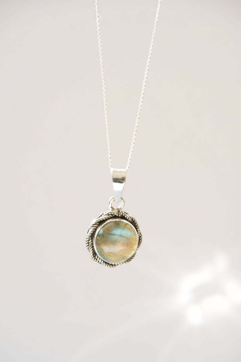 Colgante Labradorita Plata de Ley – Protección y Transformación