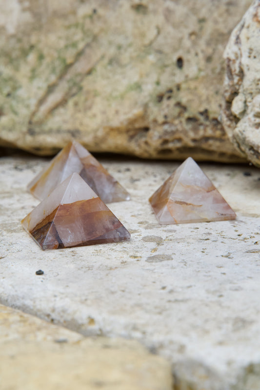 Pirámide Cuarzo Sanador – Energía y Vitalidad