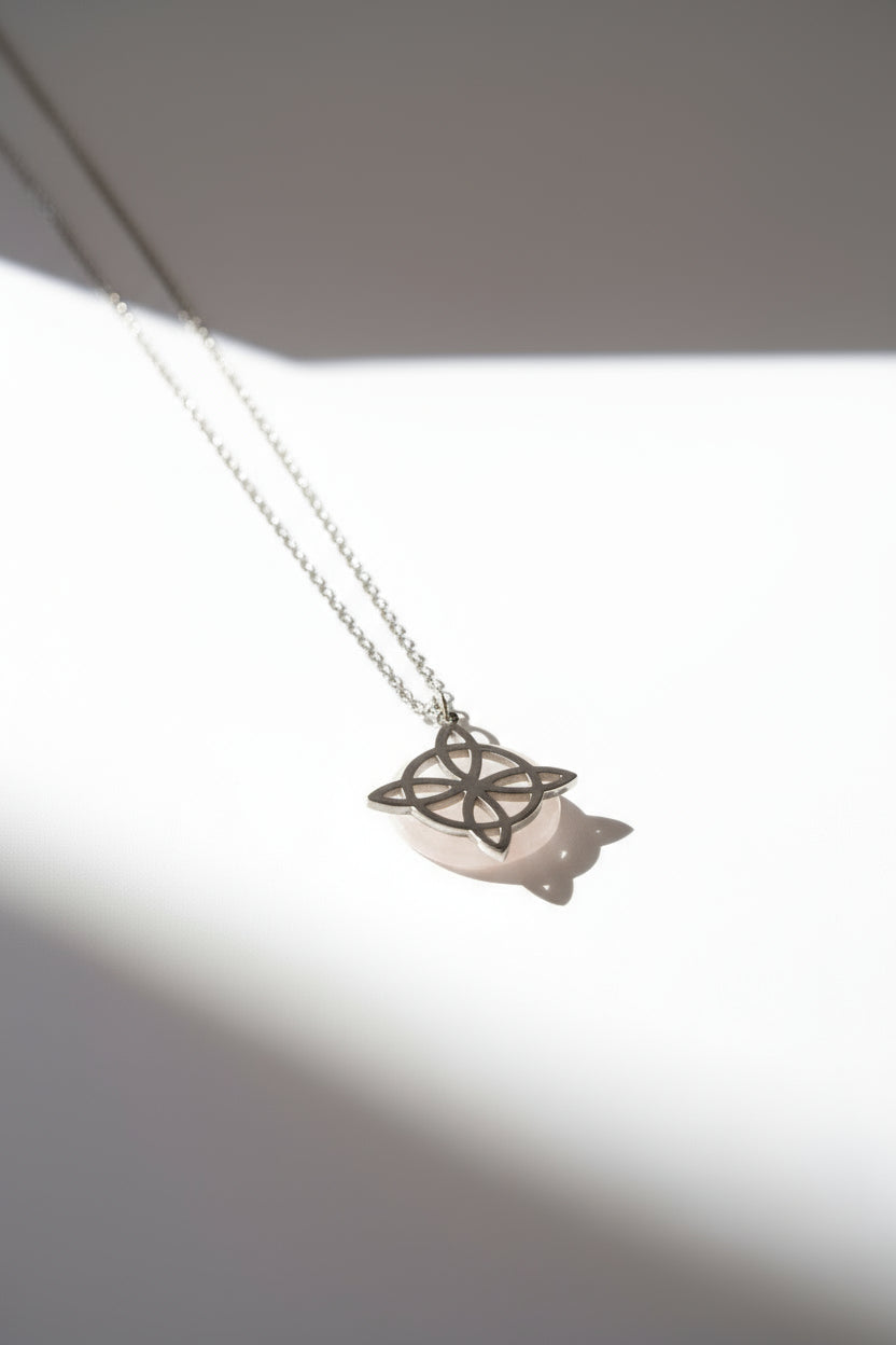 Collar Nudo de Bruja Cuarzo Rosa – Amor y sanación