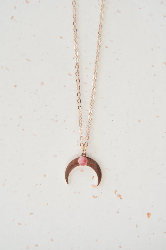Collar Luna invertida con Rodonita – Sanación y fuerza interior
