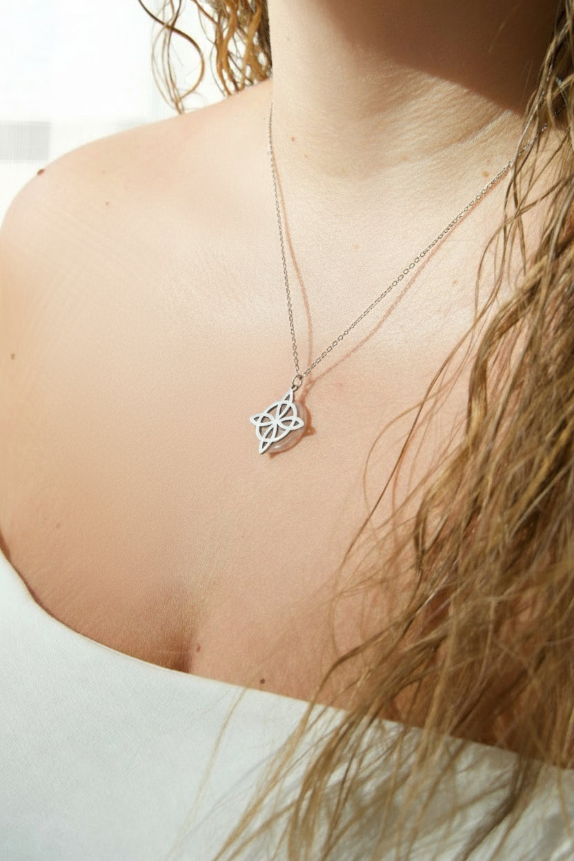 Collar Nudo de Bruja Cuarzo Rosa – Amor y sanación