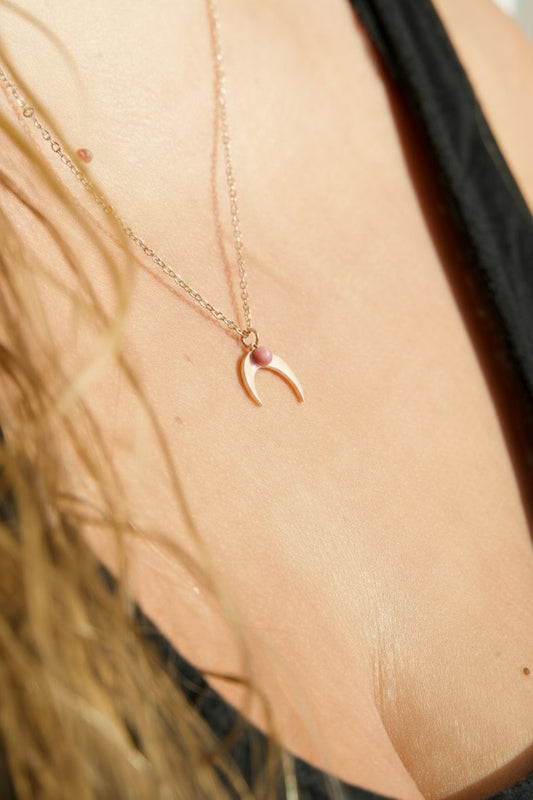 Collar Luna invertida con Rodonita – Sanación y fuerza interior