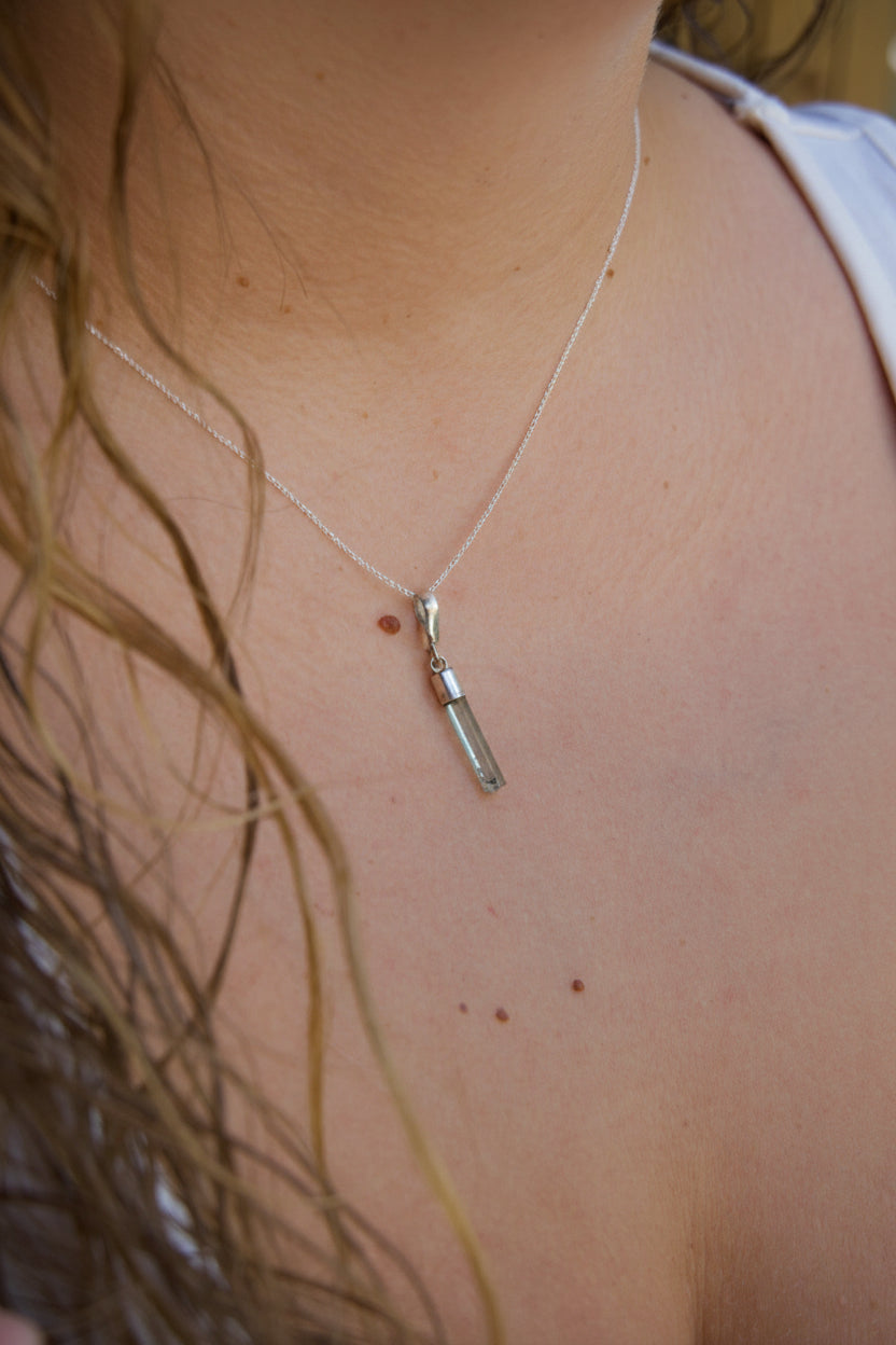 Colgante Turmalina Azul (Indigolita) Plata de Ley – Calma y comunicación