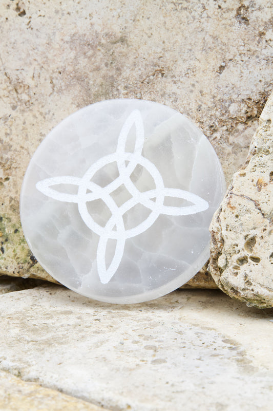 Placa de Selenita Nudo de Bruja – Protección energética y purificación profunda