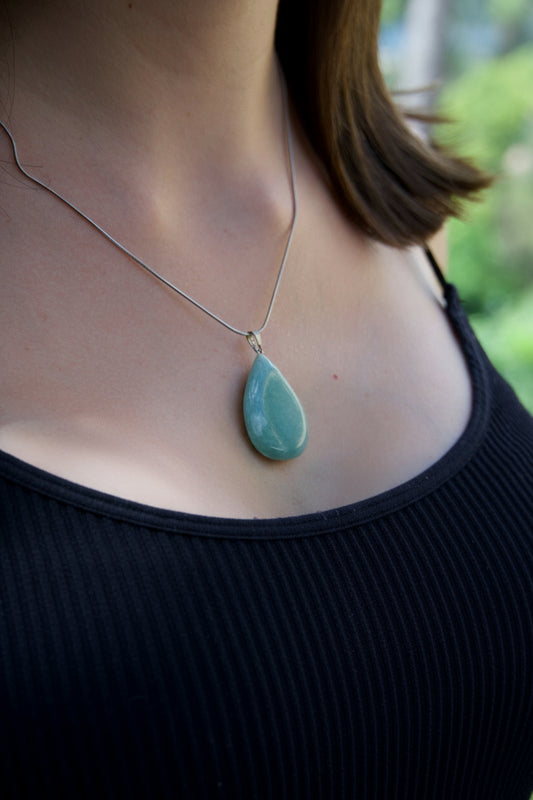 Colgante Gota Cuarzo Verde – Sanación y bienestar