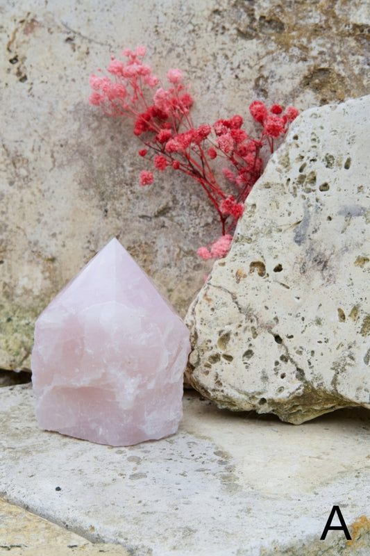Punta Semipulida de Cuarzo Rosa – Calma, Amor Propio y Armonía Emocional